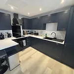 Brand New City Centre Apartment - Free Offsite Parking Available